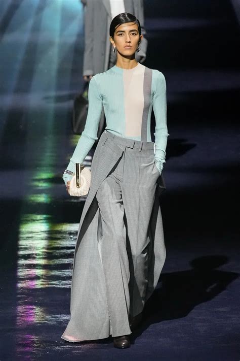 Sfilata Fendi 2023 Milano fashion Week: pantaloni a  